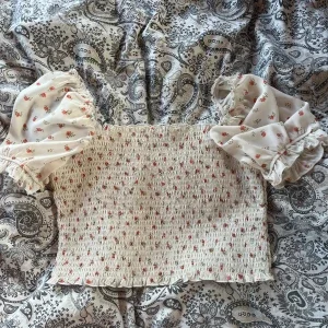 Blommig blus med puffärm från NA-KD