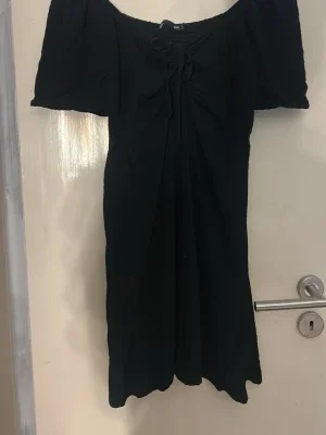Svart offshoulder klänning med puffärm