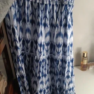 Blåvit mönstrad lång kjol Gina Tricot