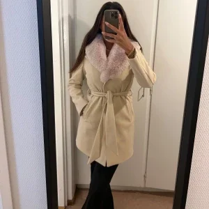 Beige kappa med päls