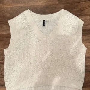 Vit stickad väst från H&M