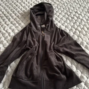 Brun fleecehoodie från Gina Tricot XS