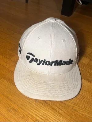Vit TaylorMade keps med brodyr