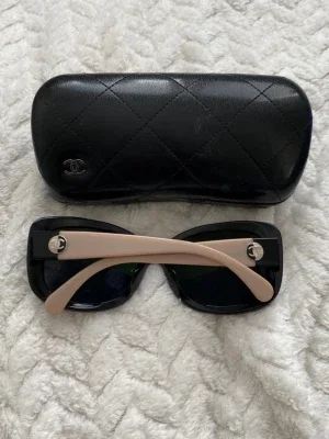 Chanel beige och svarta solglasögon
