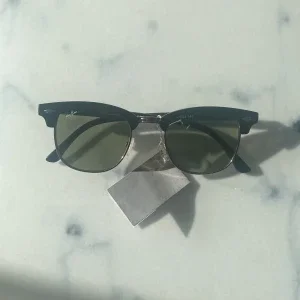 Svarta Ray-Ban Clubmaster solglasögon