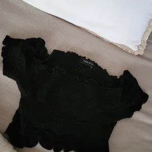 Svart smockad topp från Parisian