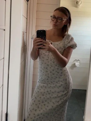 Lång blommig klänning med puffärm