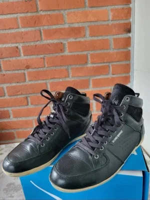 Svarta high top sneakers Le Coq Sportif 42