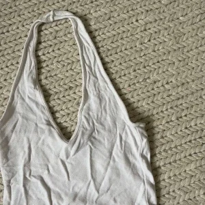 Vitt halterneck-linne Brandy Melville