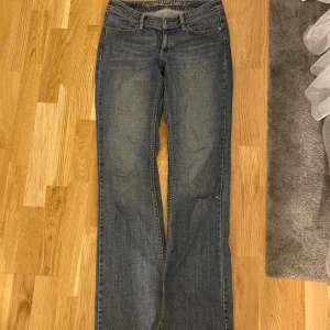 lågmidjade utsvängda jeans