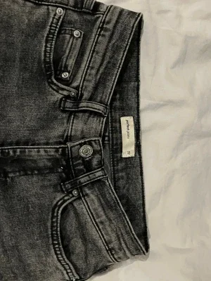 Svarta/mörkgrå bootcut jeans från Gina Tricot, perfect jeans