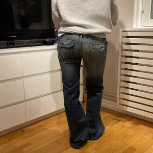 lågmidjade utsvängda jeans