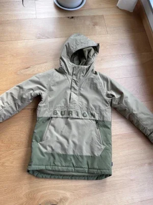 Beige och grön anorak från Burton