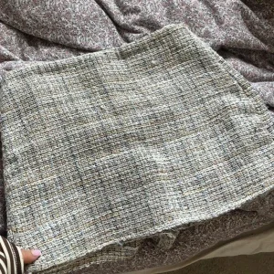 Tweed ljus mini kjol med shorts