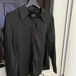Satin skjorta