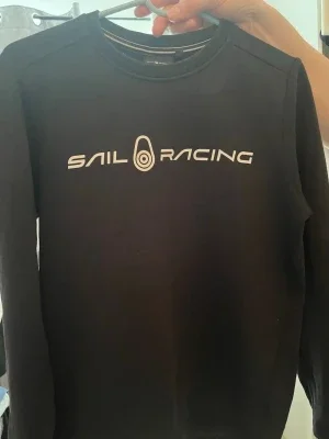 Svart Sail Racing hoodie utan luva