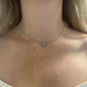 Silverhalsband med lila fjäril