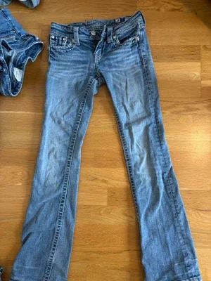 Utsvängda Miss me jeans strk 32