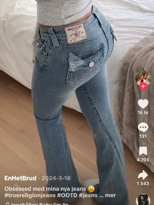 Ljusblå low rise flare jeans true religon