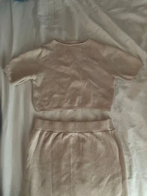 Beige ribbat set med topp och kjol