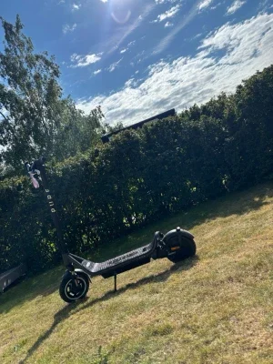 Svart elscooter från Pure