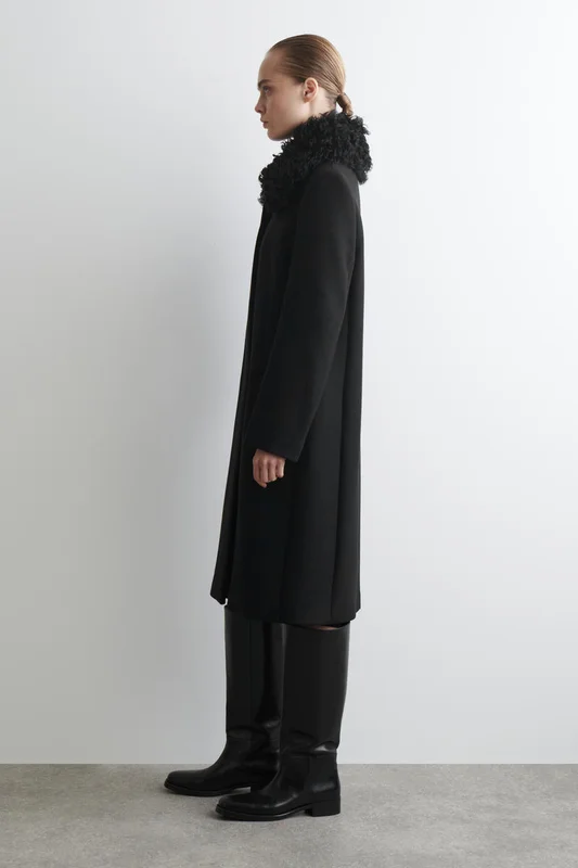 COS Women's Abrigo Largo De Lana Con Cuello De Borrego in Negro