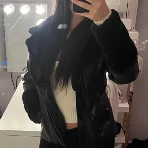 Skinn kappa med päls