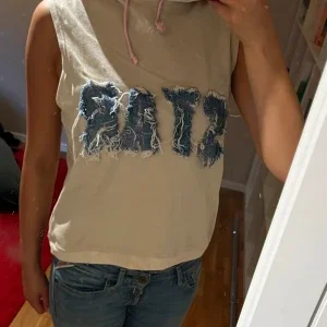 Beige ärmlös hoodie med jeans detaljer