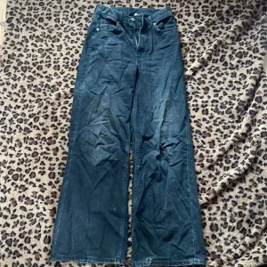 Svarta jeans med vida ben