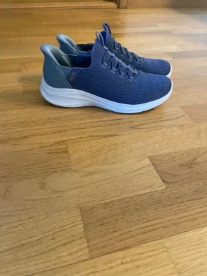 Blå Skechers sneakers med vit sula