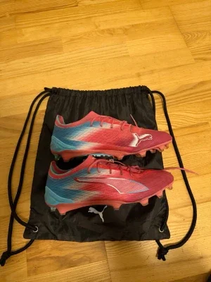 PUMA ULTRA 6 ULTIMATE FG RE-CHARGE - BLÅ/SUNSET PINK/GARNET ROSE