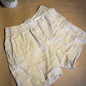 Beiga linneshorts från Weekday