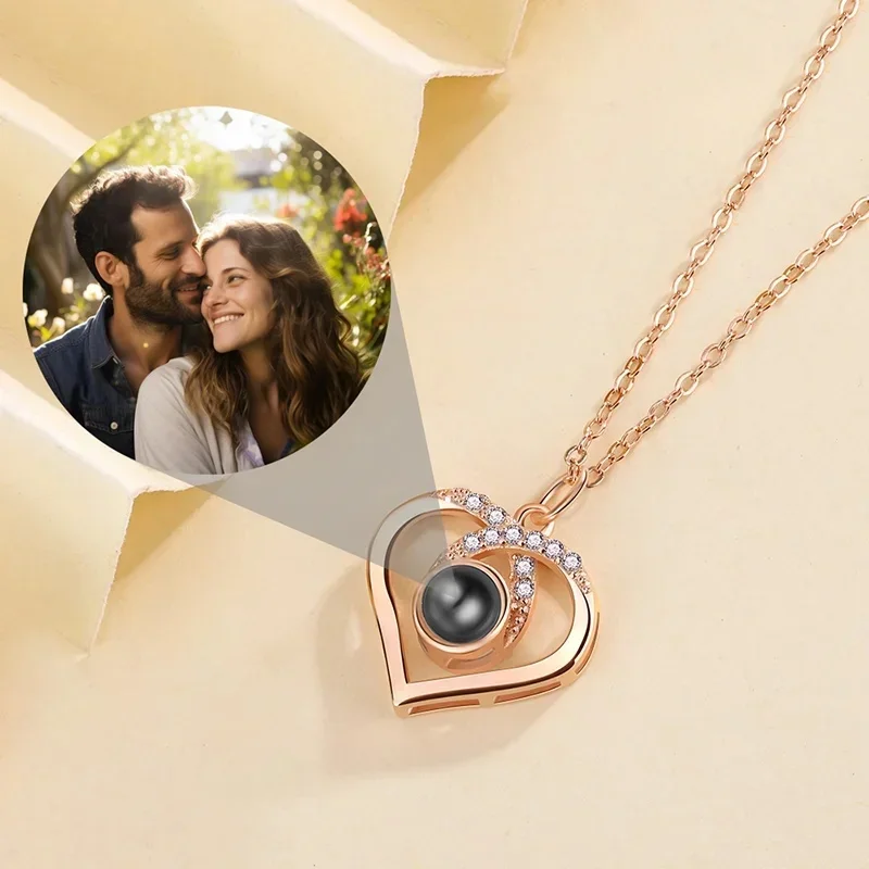 AliExpress - Collier de Projection de Photo couleur personnalisé, pendentif en cuivre, chaîne en acier titane, cadeaux romantiques pour Festival de 
