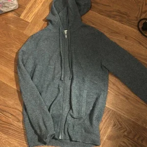 Grå hoodie i kashmir från Soft Goat