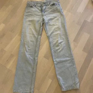 Ljusblåa straight jeans från Gina Tricot