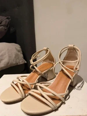 Beige sandaletter med blockklack