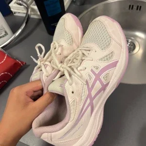Ljusrosa / lila Asics sneakers