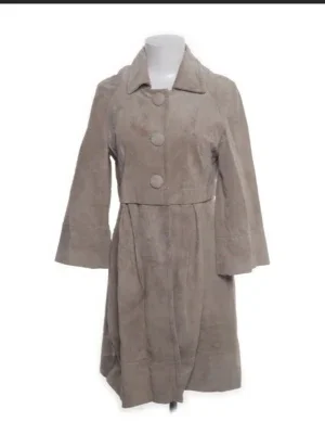 Beige mocka trenchcoat/kappa från Hallhuber