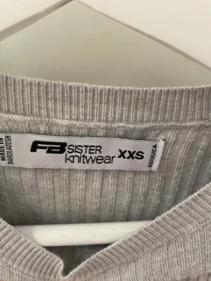 Grå ribbad tajt topp från new yorker med detaljer