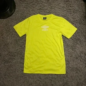 Gul fotbollströja från Umbro S