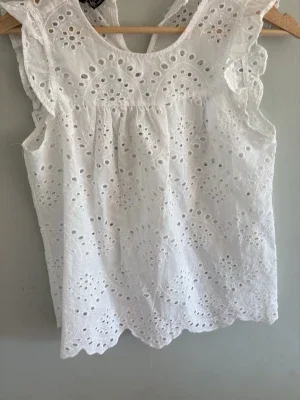 Vit broderad blus i bomull
