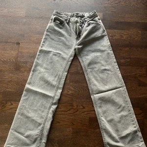 Gråa wide jeans från Wera