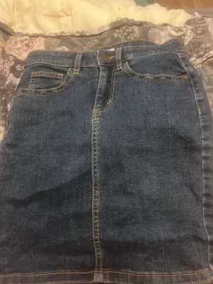 Mörkblå jeanskjol