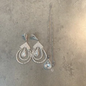 Silver örhängen och silver halsband med diamanter