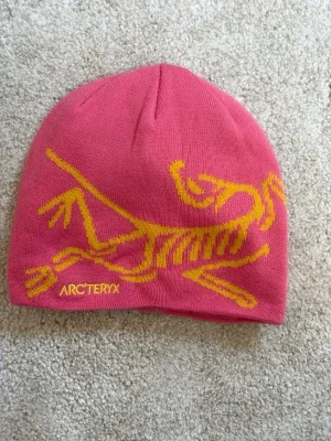 Rosa mössa från Arc'teryx