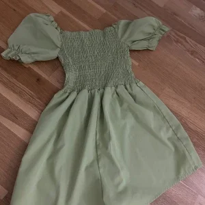 Ljusgrön kort playsuit från SHEIN
