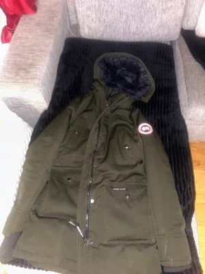 Mörkgrön dunparkas från Canada Goose XS