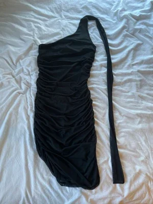 Svart one shoulder klänning
