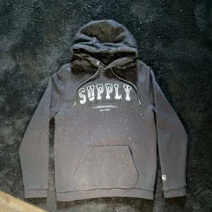 Svart Supply & Demand Hoodie