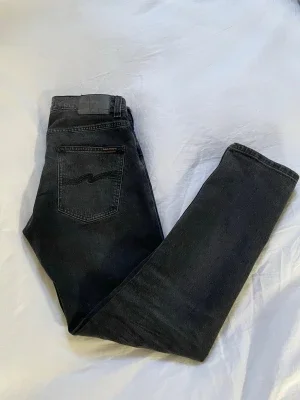 Svarta slim fit jeans från Nudie Jeans